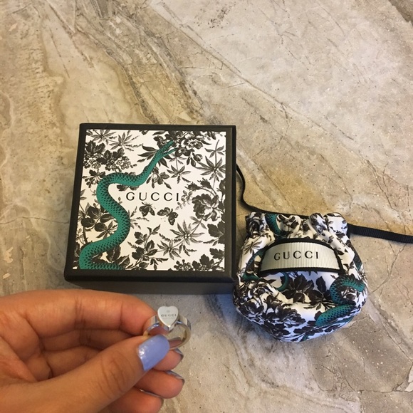(SOLD)Gucci Heart Ring - Picture 4 of 8